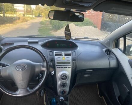 Белый Тойота Ярис, объемом двигателя 1 л и пробегом 205 тыс. км за 2900 $, фото 3 на Automoto.ua