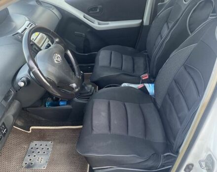 Белый Тойота Ярис, объемом двигателя 1 л и пробегом 205 тыс. км за 2900 $, фото 4 на Automoto.ua