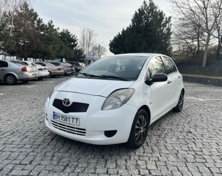 Белый Тойота Ярис, объемом двигателя 1 л и пробегом 200 тыс. км за 2800 $, фото 1 на Automoto.ua