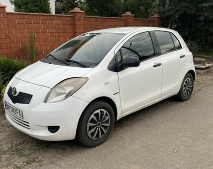 Белый Тойота Ярис, объемом двигателя 1 л и пробегом 205 тыс. км за 2900 $, фото 1 на Automoto.ua