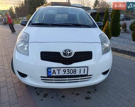 Белый Тойота Ярис, объемом двигателя 1.3 л и пробегом 290 тыс. км за 5000 $, фото 1 на Automoto.ua