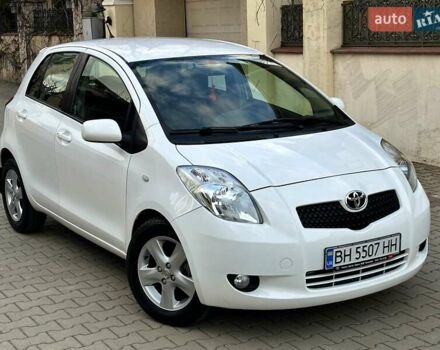 Белый Тойота Ярис, объемом двигателя 1.3 л и пробегом 98 тыс. км за 7900 $, фото 1 на Automoto.ua
