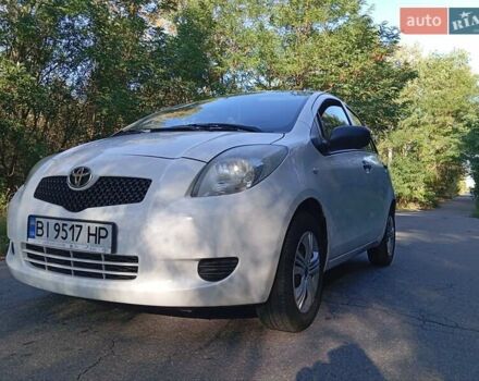 Белый Тойота Ярис, объемом двигателя 1 л и пробегом 300 тыс. км за 4700 $, фото 1 на Automoto.ua