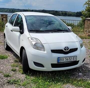 Белый Тойота Ярис, объемом двигателя 1.4 л и пробегом 230 тыс. км за 6000 $, фото 1 на Automoto.ua