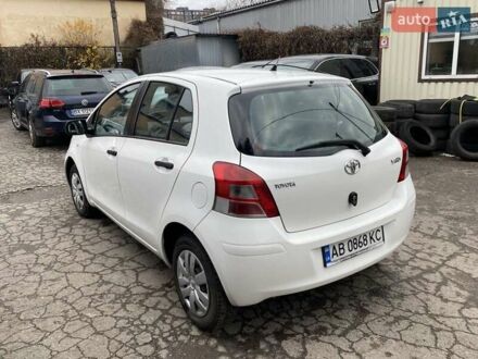 Белый Тойота Ярис, объемом двигателя 1 л и пробегом 214 тыс. км за 4800 $, фото 1 на Automoto.ua