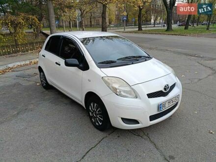 Белый Тойота Ярис, объемом двигателя 1 л и пробегом 196 тыс. км за 4800 $, фото 1 на Automoto.ua