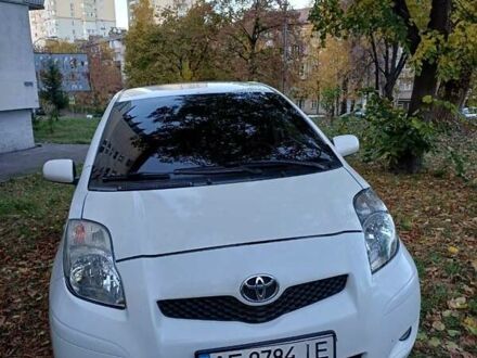 Тойота Ярис 2011 в Киеве на Automoto.ua Белый Тойота Ярис, объемом двигателя 1.3 л и пробегом 177 тыс. км за 7200 $, фото 1 на Automoto.ua