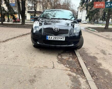 Черный Тойота Ярис, объемом двигателя 1 л и пробегом 217 тыс. км за 3800 $, фото 4 на Automoto.ua