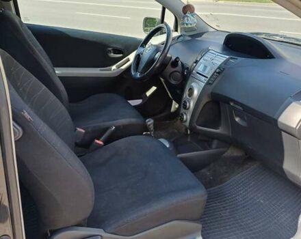 Черный Тойота Ярис, объемом двигателя 1.36 л и пробегом 244 тыс. км за 6900 $, фото 9 на Automoto.ua