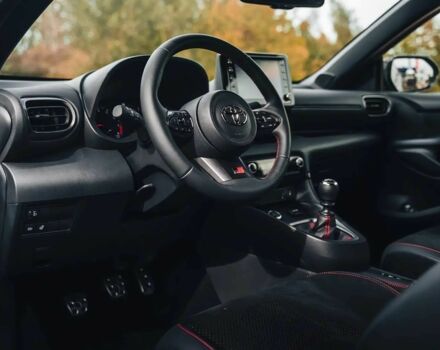 Чорний Тойота Яріс, об'ємом двигуна 1.6 л та пробігом 17 тис. км за 4900 $, фото 7 на Automoto.ua