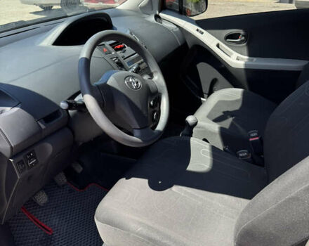 Черный Тойота Ярис, объемом двигателя 1 л и пробегом 160 тыс. км за 5800 $, фото 6 на Automoto.ua