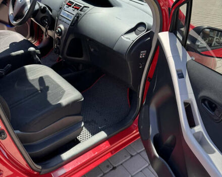 Черный Тойота Ярис, объемом двигателя 1 л и пробегом 160 тыс. км за 5800 $, фото 10 на Automoto.ua