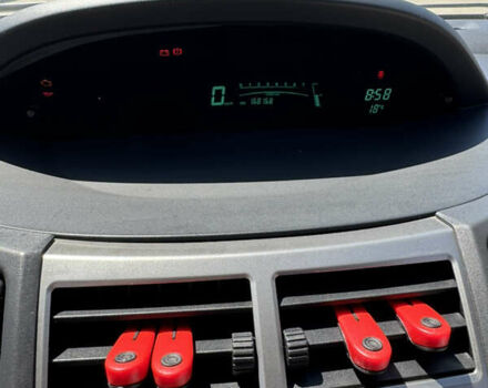 Черный Тойота Ярис, объемом двигателя 1 л и пробегом 160 тыс. км за 5800 $, фото 11 на Automoto.ua