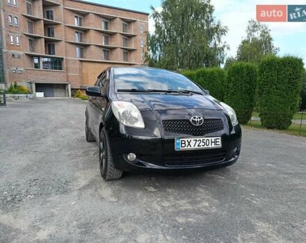 Черный Тойота Ярис, объемом двигателя 1.3 л и пробегом 149 тыс. км за 7100 $, фото 1 на Automoto.ua