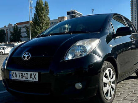 Черный Тойота Ярис, объемом двигателя 1.33 л и пробегом 220 тыс. км за 6800 $, фото 1 на Automoto.ua
