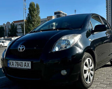 Черный Тойота Ярис, объемом двигателя 1.33 л и пробегом 220 тыс. км за 6800 $, фото 1 на Automoto.ua