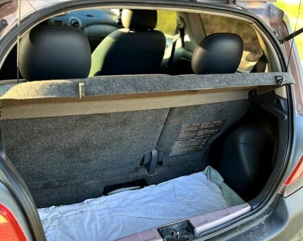 Фиолетовый Тойота Ярис, объемом двигателя 1 л и пробегом 180 тыс. км за 3200 $, фото 4 на Automoto.ua