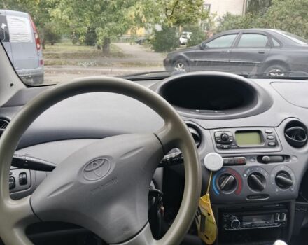 Красный Тойота Ярис, объемом двигателя 1 л и пробегом 260 тыс. км за 2750 $, фото 6 на Automoto.ua