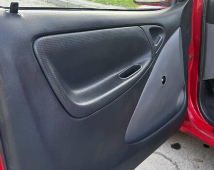 Красный Тойота Ярис, объемом двигателя 1 л и пробегом 185 тыс. км за 2700 $, фото 12 на Automoto.ua