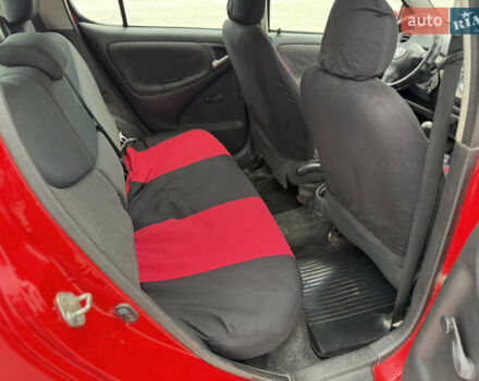 Красный Тойота Ярис, объемом двигателя 1 л и пробегом 240 тыс. км за 2600 $, фото 13 на Automoto.ua