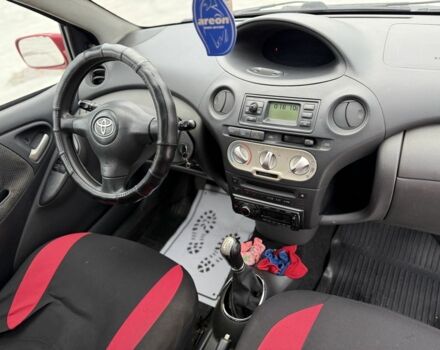 Красный Тойота Ярис, объемом двигателя 1 л и пробегом 240 тыс. км за 2600 $, фото 6 на Automoto.ua