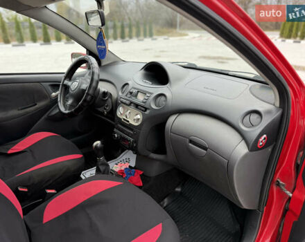 Красный Тойота Ярис, объемом двигателя 1 л и пробегом 240 тыс. км за 2600 $, фото 9 на Automoto.ua