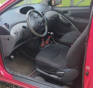 Красный Тойота Ярис, объемом двигателя 1.4 л и пробегом 325 тыс. км за 3550 $, фото 1 на Automoto.ua