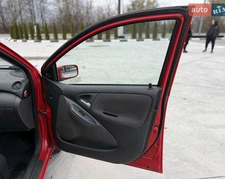 Красный Тойота Ярис, объемом двигателя 1 л и пробегом 240 тыс. км за 2600 $, фото 12 на Automoto.ua