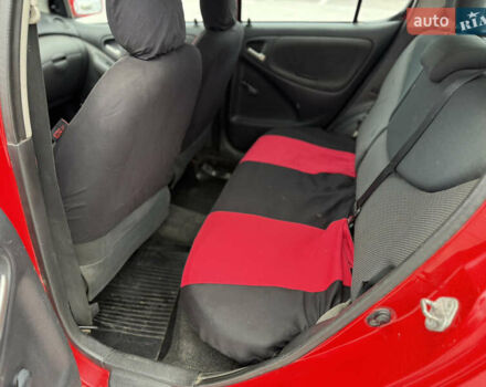 Красный Тойота Ярис, объемом двигателя 1 л и пробегом 240 тыс. км за 2600 $, фото 16 на Automoto.ua