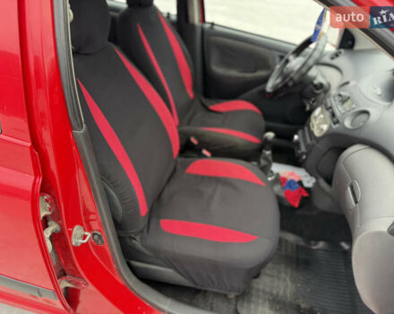 Красный Тойота Ярис, объемом двигателя 1 л и пробегом 240 тыс. км за 2600 $, фото 11 на Automoto.ua