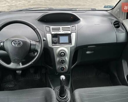 Красный Тойота Ярис, объемом двигателя 1.4 л и пробегом 386 тыс. км за 4700 $, фото 5 на Automoto.ua