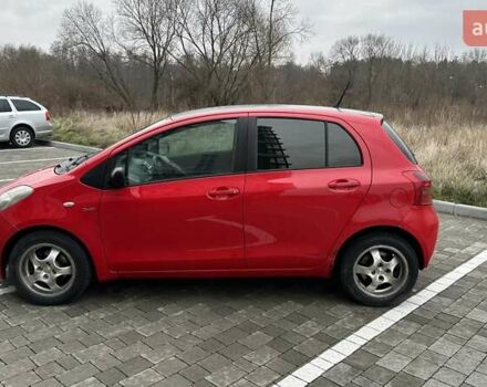 Красный Тойота Ярис, объемом двигателя 1.4 л и пробегом 386 тыс. км за 4700 $, фото 2 на Automoto.ua