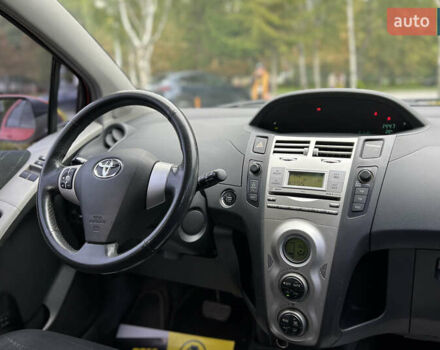 Красный Тойота Ярис, объемом двигателя 1.3 л и пробегом 153 тыс. км за 7300 $, фото 17 на Automoto.ua