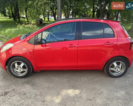 Красный Тойота Ярис, объемом двигателя 1.36 л и пробегом 385 тыс. км за 3900 $, фото 3 на Automoto.ua