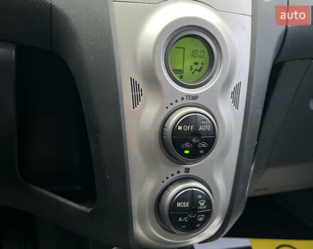 Красный Тойота Ярис, объемом двигателя 1.3 л и пробегом 153 тыс. км за 7300 $, фото 14 на Automoto.ua