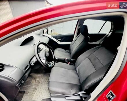 Червоний Тойота Яріс, об'ємом двигуна 1.3 л та пробігом 93 тис. км за 6500 $, фото 4 на Automoto.ua