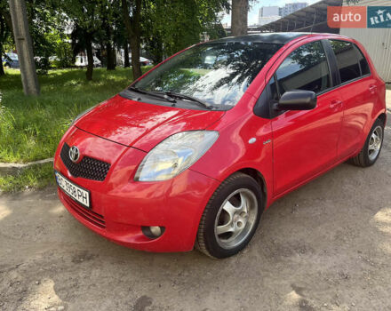 Красный Тойота Ярис, объемом двигателя 1.36 л и пробегом 385 тыс. км за 3900 $, фото 2 на Automoto.ua