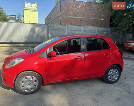 Красный Тойота Ярис, объемом двигателя 1.3 л и пробегом 201 тыс. км за 6200 $, фото 2 на Automoto.ua