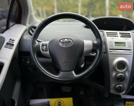 Красный Тойота Ярис, объемом двигателя 1.3 л и пробегом 153 тыс. км за 7300 $, фото 11 на Automoto.ua
