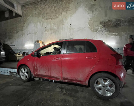 Красный Тойота Ярис, объемом двигателя 1.3 л и пробегом 200 тыс. км за 2400 $, фото 2 на Automoto.ua