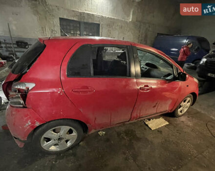 Красный Тойота Ярис, объемом двигателя 1.3 л и пробегом 200 тыс. км за 2400 $, фото 3 на Automoto.ua