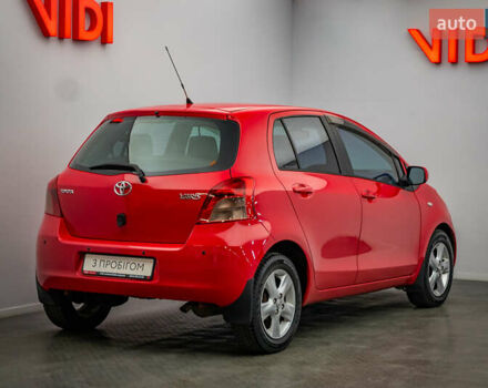 Красный Тойота Ярис, объемом двигателя 1.3 л и пробегом 186 тыс. км за 5425 $, фото 1 на Automoto.ua