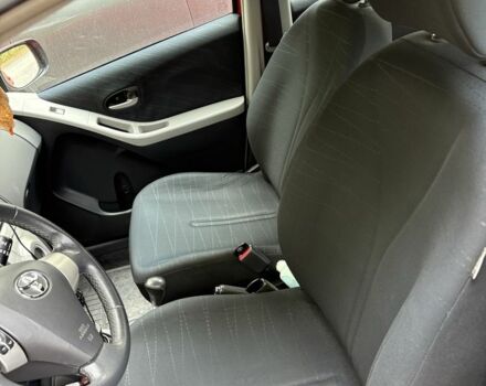 Красный Тойота Ярис, объемом двигателя 1.3 л и пробегом 95 тыс. км за 6500 $, фото 5 на Automoto.ua