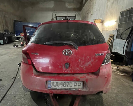 Красный Тойота Ярис, объемом двигателя 1.3 л и пробегом 200 тыс. км за 2400 $, фото 6 на Automoto.ua