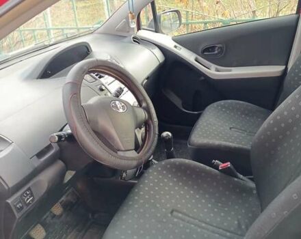 Красный Тойота Ярис, объемом двигателя 1 л и пробегом 214 тыс. км за 4700 $, фото 4 на Automoto.ua