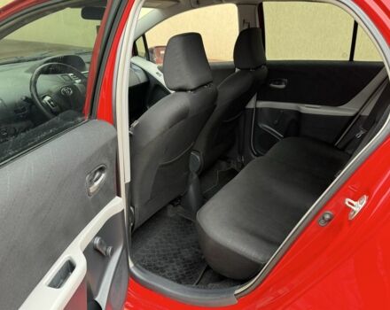 Красный Тойота Ярис, объемом двигателя 1.3 л и пробегом 142 тыс. км за 6000 $, фото 5 на Automoto.ua