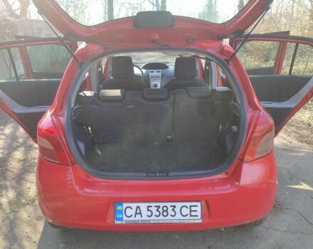 Красный Тойота Ярис, объемом двигателя 1 л и пробегом 190 тыс. км за 5200 $, фото 5 на Automoto.ua