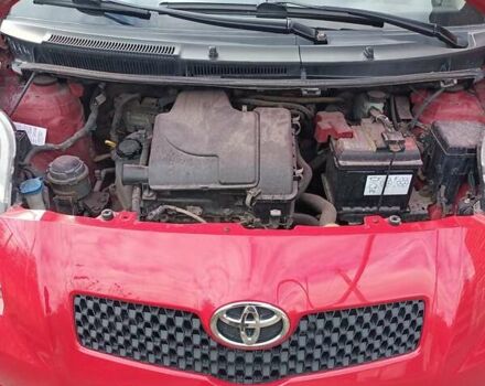 Красный Тойота Ярис, объемом двигателя 1 л и пробегом 214 тыс. км за 4700 $, фото 7 на Automoto.ua