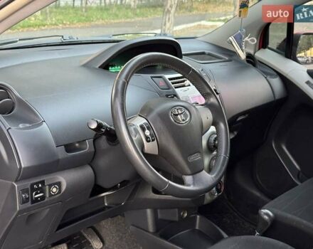 Красный Тойота Ярис, объемом двигателя 1.3 л и пробегом 140 тыс. км за 5900 $, фото 11 на Automoto.ua