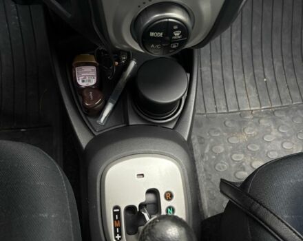 Красный Тойота Ярис, объемом двигателя 1.3 л и пробегом 95 тыс. км за 6500 $, фото 6 на Automoto.ua